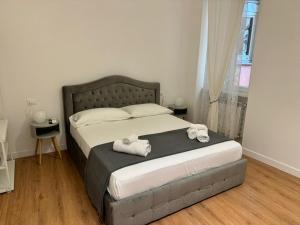 een slaapkamer met een bed met handdoeken erop bij Harmony in Rome ll in Rome