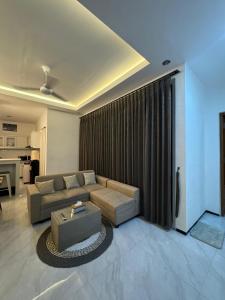 un salon avec un canapé et une table dans l'établissement Villa Bella Jimbaran, à Jimbaran 52 autres photos