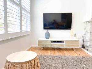 TV a/nebo společenská místnost v ubytování Peaceful Merewether Family Home