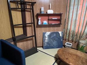 A seating area at 遊廓荘
