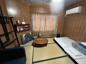 A bed or beds in a room at 遊廓荘