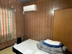 A bed or beds in a room at 遊廓荘