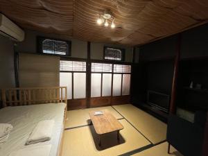 A bed or beds in a room at 遊廓荘