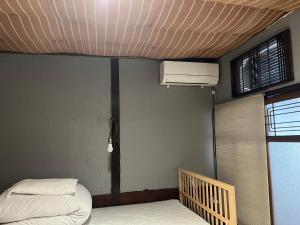 A bed or beds in a room at 遊廓荘