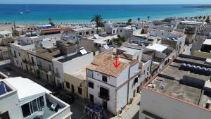 z góry widok na miasto z plażą w obiekcie Appartamento Mia w mieście San Vito lo Capo