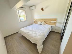 a bedroom with a large white bed with a window at Villa Sienna avec piscine, sauna, spa in Montauroux +34 photos