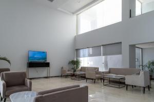 TV a/nebo společenská místnost v ubytování Nordlicht Hotel Marina Al Alamein