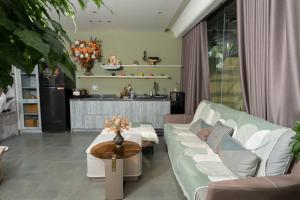 a living room with a couch and a table at Win Hotel in Thôn Dương Xuân Hạ