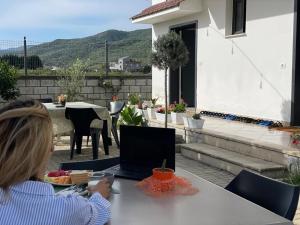 Nespecifikovaný výhled na hory nebo výhled na hory při pohledu z hostelu