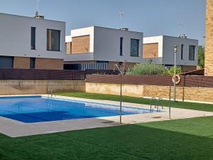 Bazén v ubytovaní Casita De Logroño alebo v jeho blízkosti