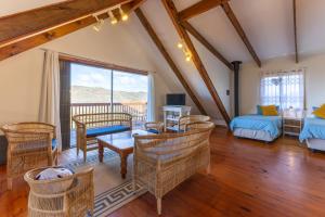 Posezení v ubytování Lark House, Peaceful Mountain Home with Wonderful Ocean Views