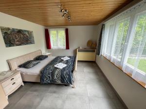 una camera da letto con un letto e due finestre di Bellevue Apartment a Ringgenberg