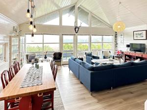 ein Wohnzimmer mit einem blauen Sofa und einem Tisch in der Unterkunft 9 person holiday home in Korshamn-By Traum in Korshamn