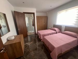 Postel nebo postele na pokoji v ubytování Stella Maris Mansions