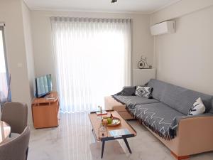 una sala de estar con un sofá y una mesa en Anima, en Lefkada