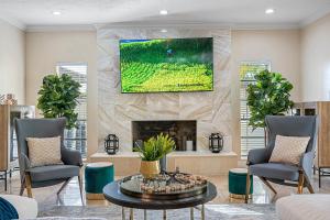 TV o dispositivi per l'intrattenimento presso Luxury 8-BR Villa w Pool Soccer - 20 Guests