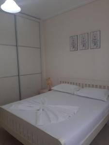 Photo de la galerie de l'établissement Modern Spacious 1 Bedroom Flat Next to the Beach, à Vlorë