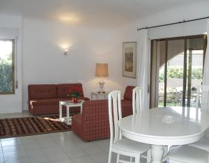 una sala de estar con una mesa y un sofá en Lageado Park, en Albufeira