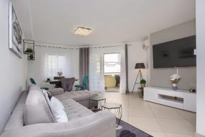 Televízia a/alebo spoločenská miestnosť v ubytovaní Comfortable apartment near the beach