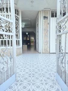 an open door to a hallway with a tile floor at Hermosa casa en Bucaramanga in Bucaramanga +15 photos