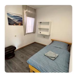 Un dormitorio pequeño con una cama y una ventana. en Zimmer 5, en Bullendorf 2 fotos más