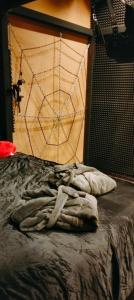 Giường trong phòng chung tại la love interdite chez love room Toulon