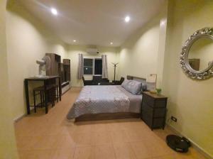 سرير أو أسرّة في غرفة في Merit Courtyard Suvarnabhumi House