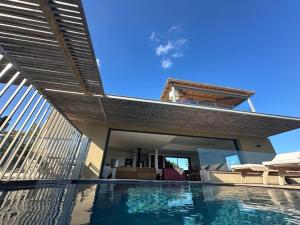 una casa con piscina con tetto di Villa de luxe surplombant la mer, piscine suspendue a Pianottoli-Caldarello