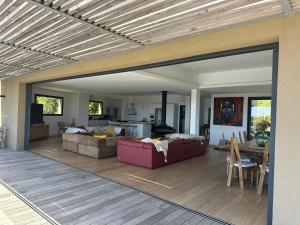 un soggiorno con un divano e un tavolo di Villa de luxe surplombant la mer, piscine suspendue a Pianottoli-Caldarello Altre 73 foto