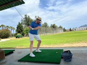 un homme jouant au golf sur un putting green dans l'établissement Casa Brût - OLIVA NOVA, à Oliva 27 autres photos