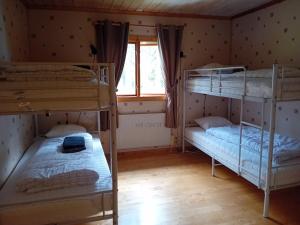 Postel nebo postele na pokoji v ubytování LAKESIDE AURORA CABINS