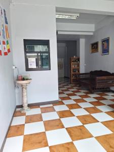 A television and/or entertainment centre at เส้นดี โฮสเทล Sendee Hostel