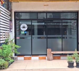 The facade or entrance of เส้นดี โฮสเทล Sendee Hostel