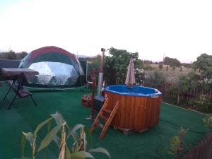 tenda e vasca idromassaggio in cortile di Podere Kiri Dome Experience a Decimomannu Altre 37 foto
