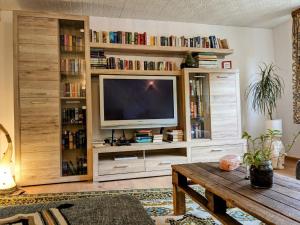 TV a/nebo společenská místnost v ubytování Wohnung am Waldrand