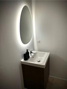 a bathroom with a sink and a mirror at Casa Una - Hypercentre proche gare SNCF et Port in Toulon