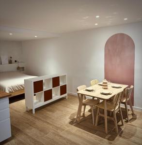 a room with a table and chairs and a bed at Casa Una - Hypercentre proche gare SNCF et Port in Toulon