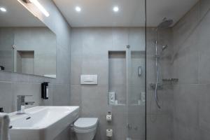 Bilik mandi di Q! Hotel Maria Theresia