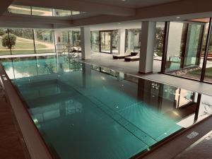 Swimmingpoolen hos eller tæt på Kurhotel Schluchsee Apartment 2411