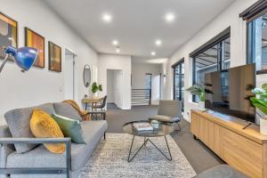 メルボルンにあるAlameda Apartment St Kilda by Ready Set Stayのソファとテレビのあるリビングルーム