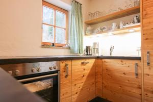 A kitchen or kitchenette at Das Prinzis