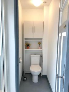 un piccolo bagno con servizi igienici bianchi in camera di GITE du Phoque Gris a Berck-sur-Mer