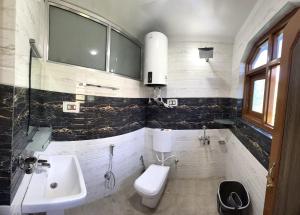 Vannituba majutusasutuses Damir Palace