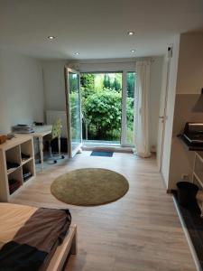 een slaapkamer met een bed, een bureau en een raam bij City-Apartment in Dortmund