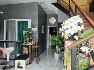 Merit Courtyard Suvarnabhumi House في لاكريبنغ لاد: لوبي فيه مجموعه من الزهور والنباتات