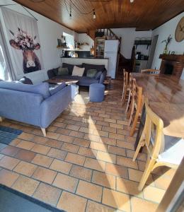 Posezení v ubytování CHALETS JEANNE & ARNOL à Allemond - Grand Domaine Alpe d'Huez + 13 fotografií