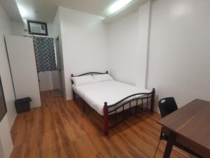 Postel nebo postele na pokoji v ubytování HearthStone Suite & Cafe