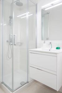 サンタクルス・デ・テネリフェにあるStudio with pool downtown area of Santa Cruzのシャワーと洗面台を備えた白いバスルーム