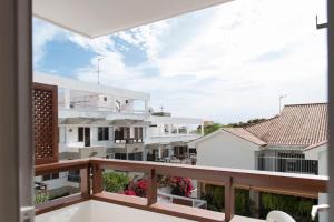 サンタクルス・デ・テネリフェにあるStudio with pool downtown area of Santa Cruzの建物の景色を望むバルコニー