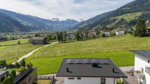 フューゲンにあるFerienwohnung Taferlの山を背景とした街並み